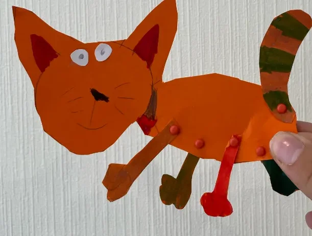 Подвижная игрушка-кот из бумаги, сделанная учеником 5 лет